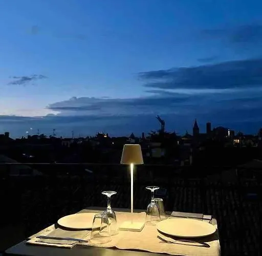 Romantic Attic With Panoramic View 아파트 *