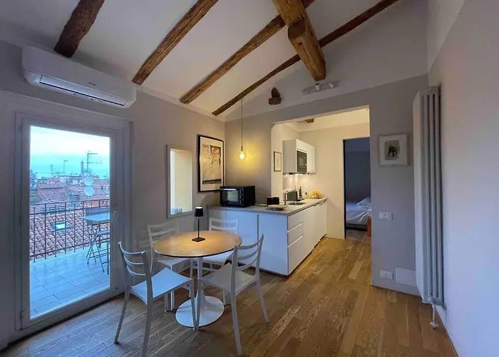 Romantic Attic With Panoramic View شقة
